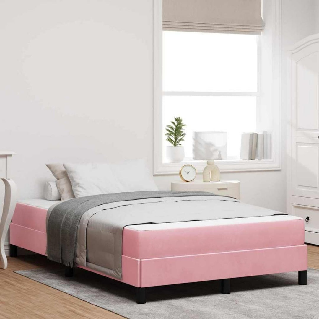 Eine Gestaltung in Rosa kennzeichnet das Boxspringbett