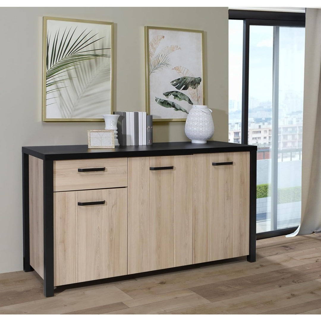 Eine Schublade trifft bei dem Sideboard auf 3 Tueren