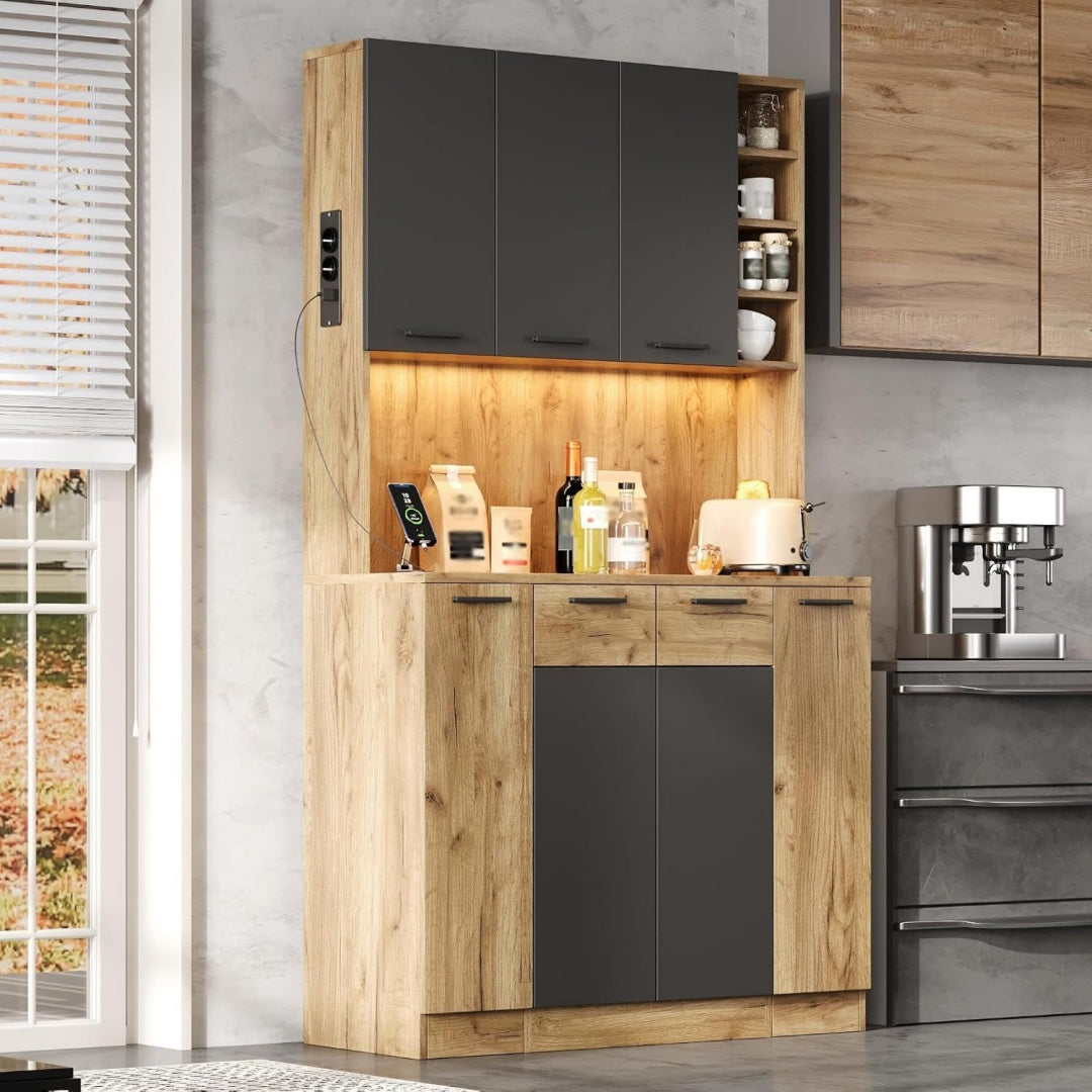 Flaschenablagen an dem Sideboard