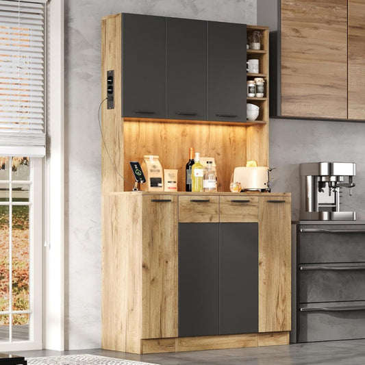 Flaschenablagen an dem Sideboard