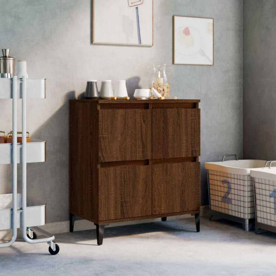 Braune Eichenzeichnung und Metall geben dem kompakten Sideboard Kontur