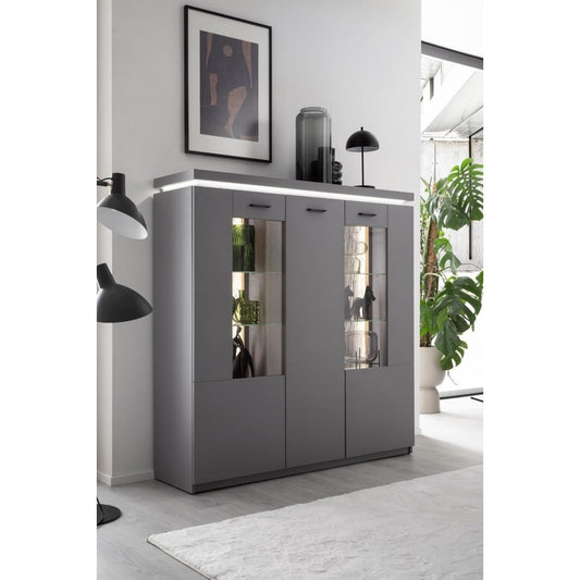 Hochschrank mit Reliefstrukturen