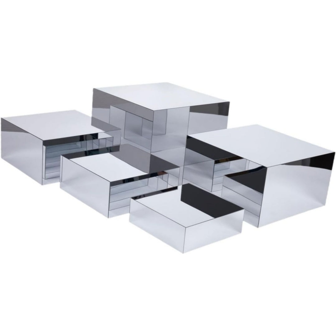 Ein Spiegel bestimmt das Erscheinungsbild von dem Sideboard