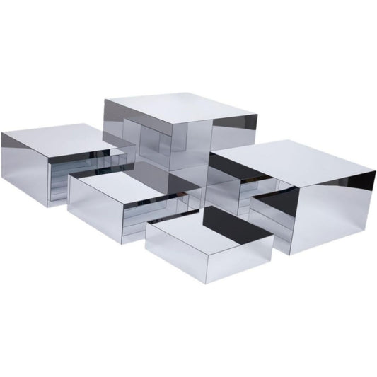 Ein Spiegel bestimmt das Erscheinungsbild von dem Sideboard