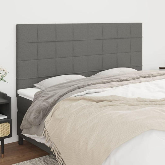 Ein rosa Samtkissen bildet eine weiche Rueckenlehne am Bett