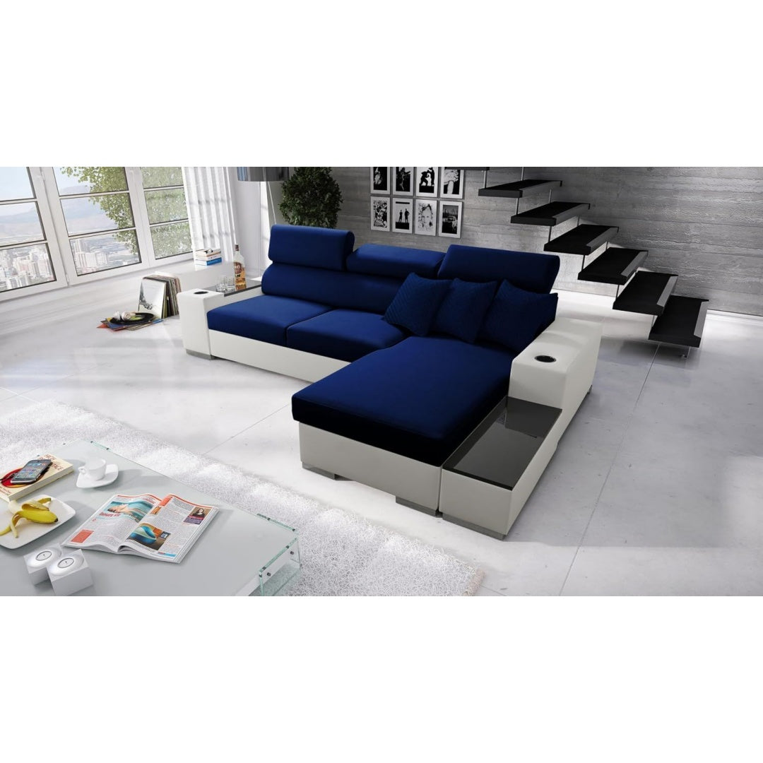 Eine Schlaffunktion praegt das Sofa in Blau