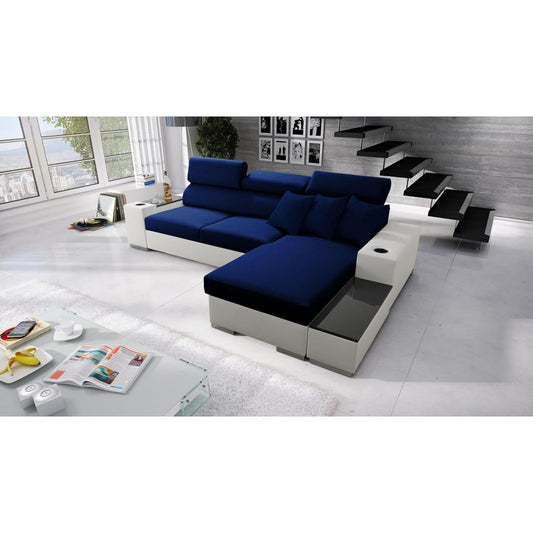 Eine Schlaffunktion praegt das Sofa in Blau