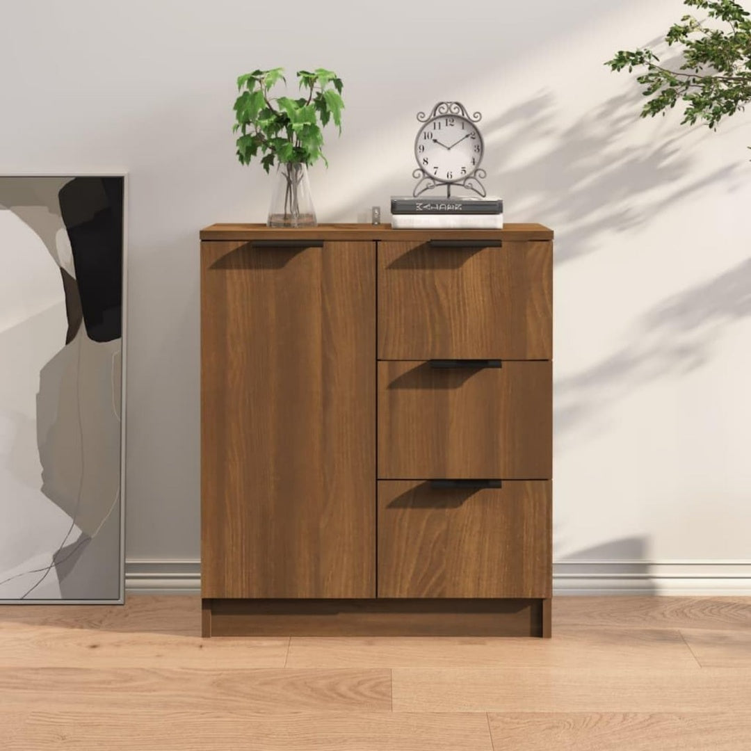 Die braune Holzoptik verleiht dem flachen Sideboard einen warmen Ausdruck